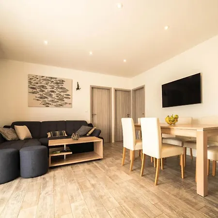בית נופש House Canasta Dobrinj